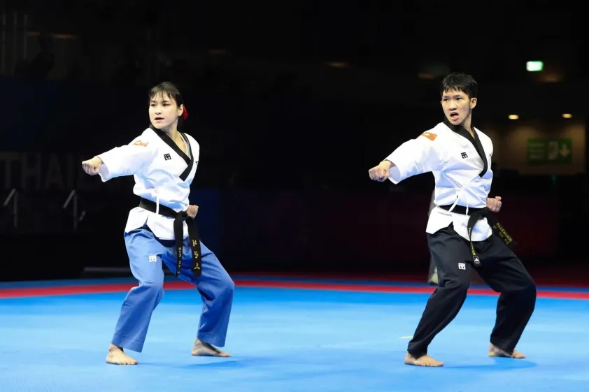 Trọng Phúc và Kim Hà suy sụp, bật khóc ngay trên sân